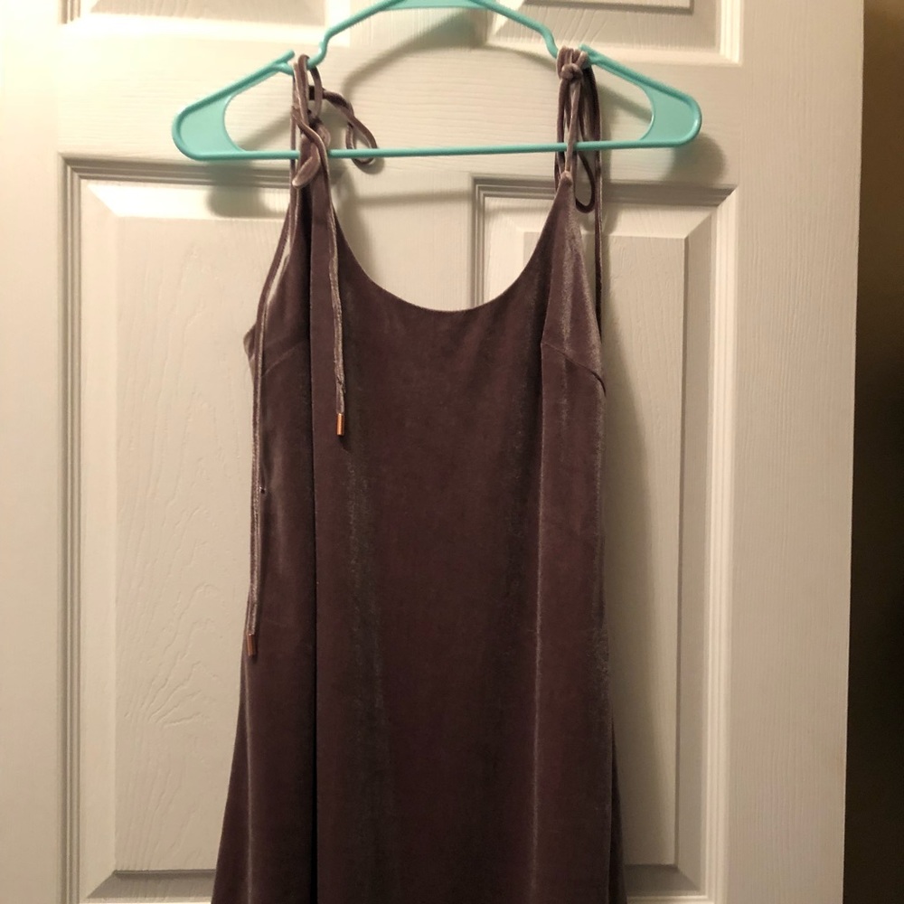 Mauve suede dress with tie sleeves